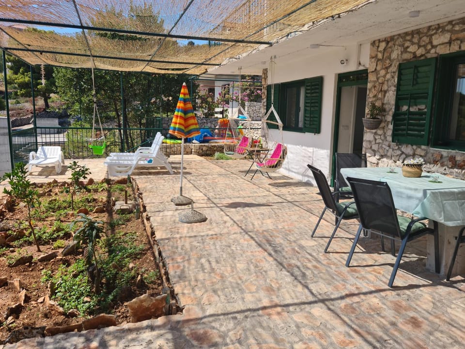 Property building, Patio, Day, Garden, Dining area, Garden view