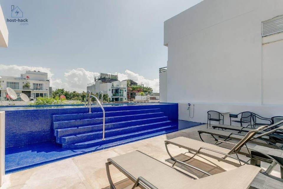 Swimming pool, sunbed
