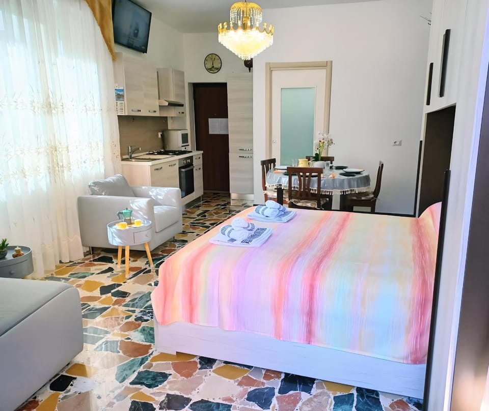 Bed, Kitchen or kitchenette, Living room, Photo of the whole room, Seating area, Dining area, minibar, pet friendly