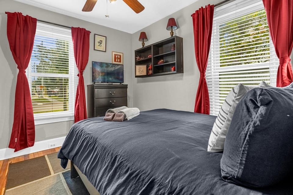 Bed, TV and multimedia, Bedroom, fireplace