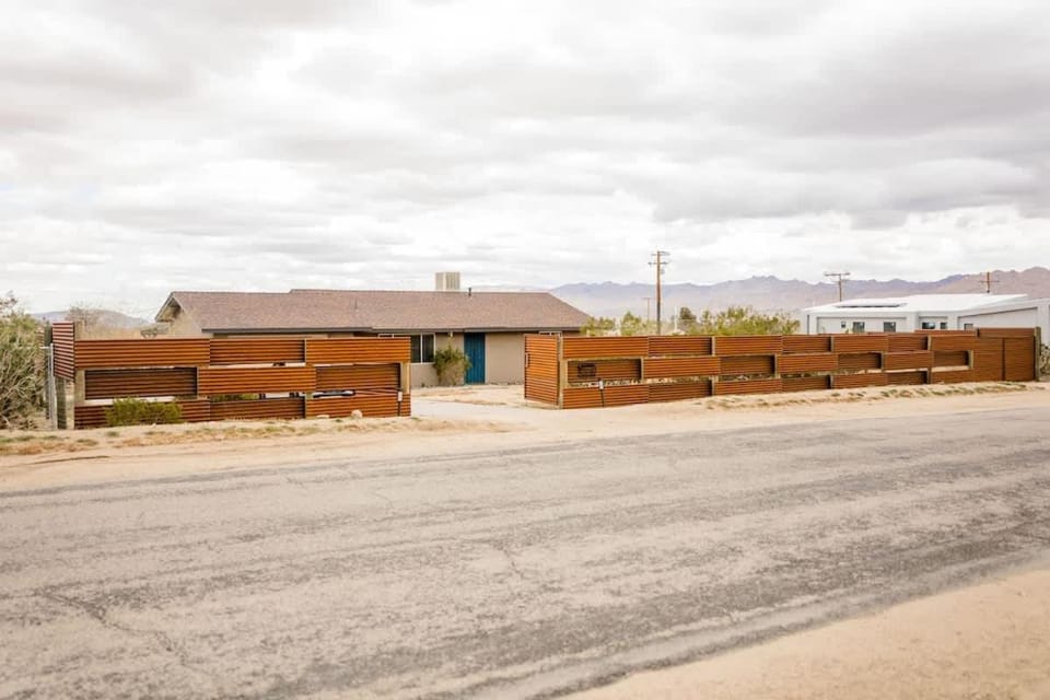 Cheerful 2bedroom home with hot tub and cowboy pool in Joshua Tree House in Southern California