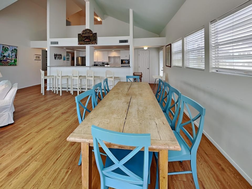 Kitchen or kitchenette, Living room, Seating area, Dining area, furniture