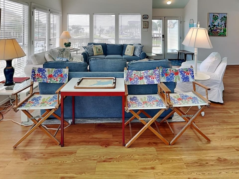 Living room, Seating area, furniture