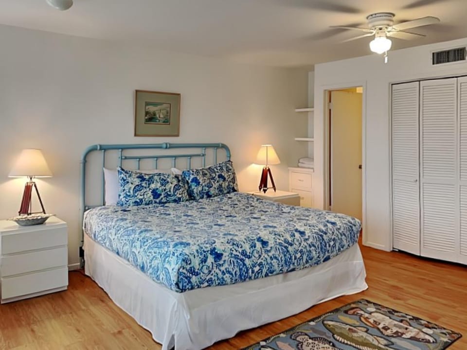 Bed, Bedroom, furniture, wardrobe, air conditioner