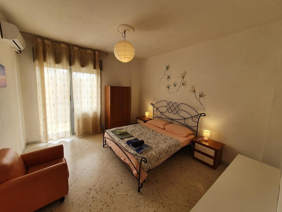 Bed, Photo of the whole room, Seating area, Bedroom