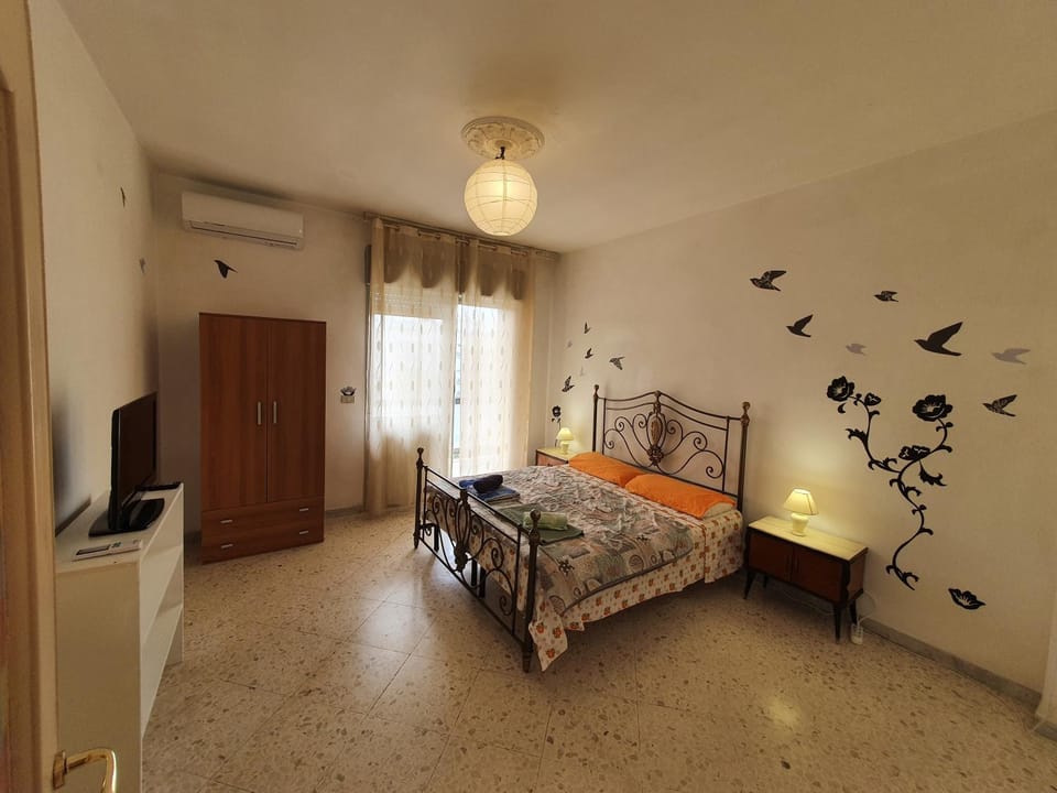 Bed, TV and multimedia, Photo of the whole room, Bedroom, wardrobe, air conditioner