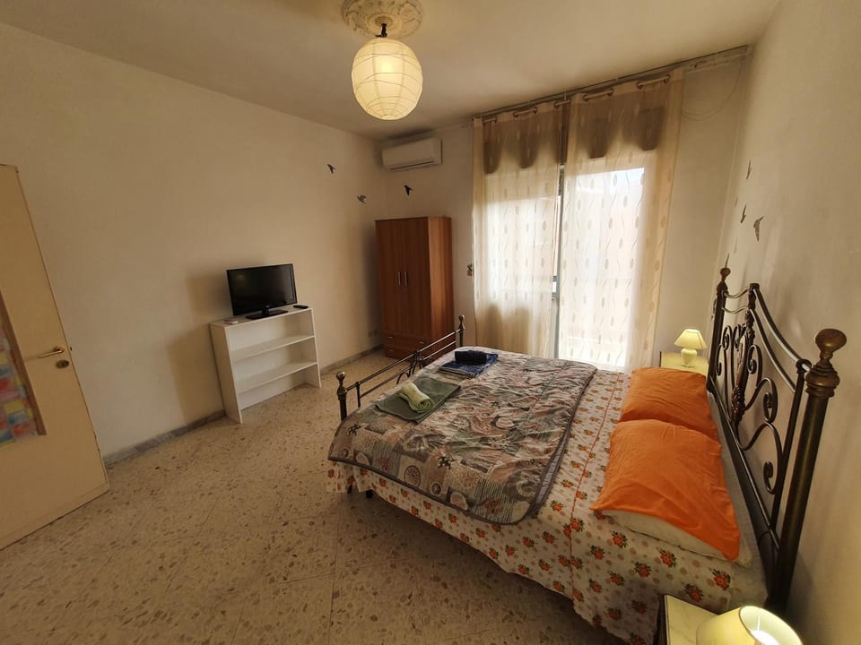 Bed, TV and multimedia, Bedroom, wardrobe