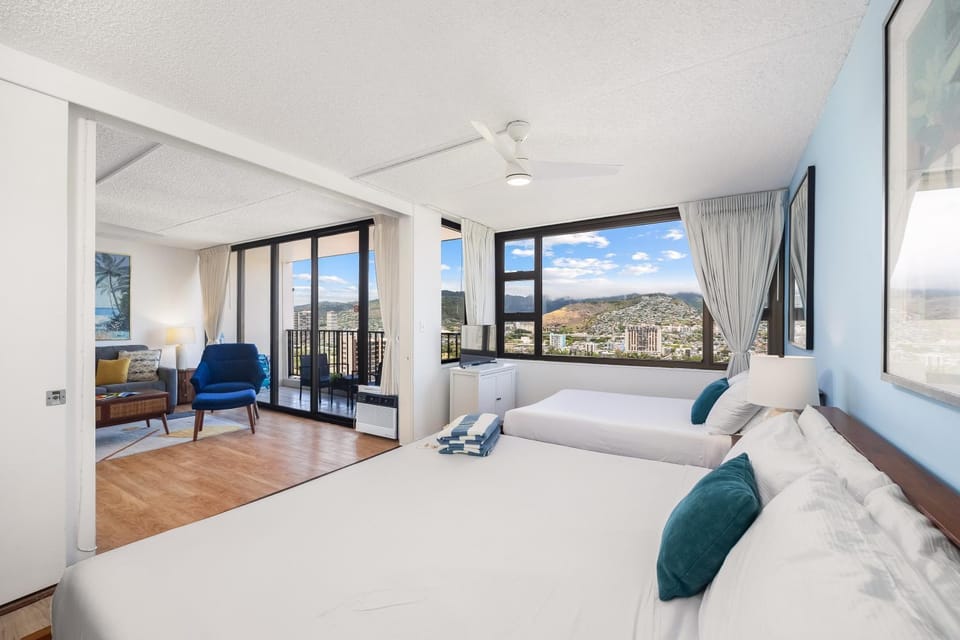 Bed, TV and multimedia, View (from property/room), Bedroom