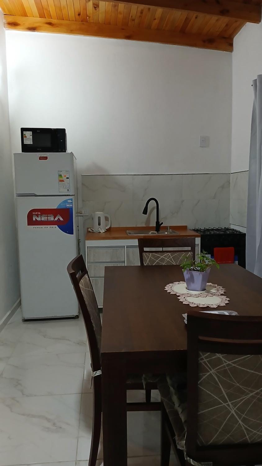 Coffee/tea facilities, Kitchen or kitchenette, Dining area, minibar, oven, stove