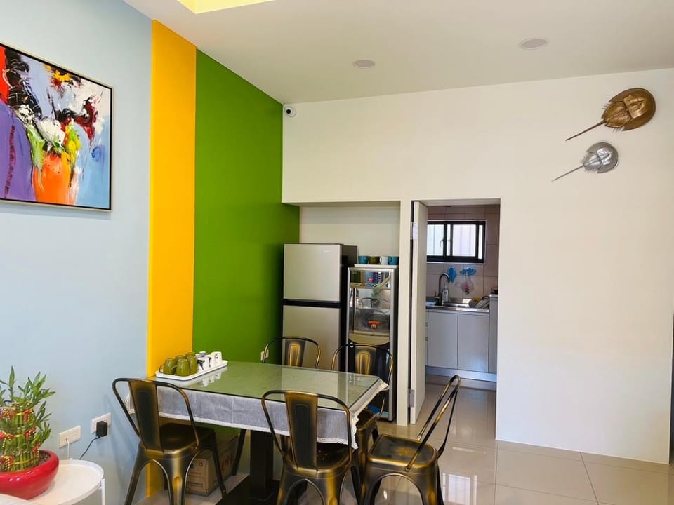 Kitchen or kitchenette, Seating area, Dining area
