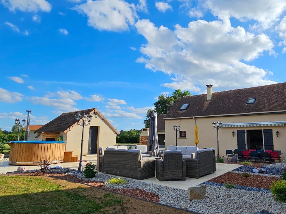 Gîte de charme 12 personnes près du Mans avec piscine chauffée - FR-1-410-381 House in Pays de la Loire