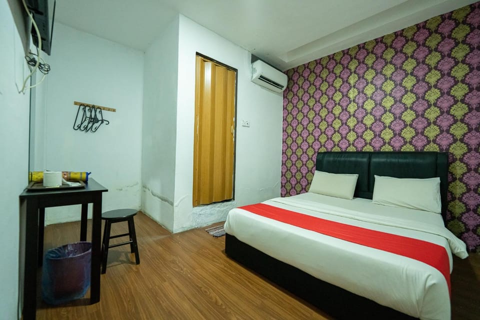 Bed, Bathroom