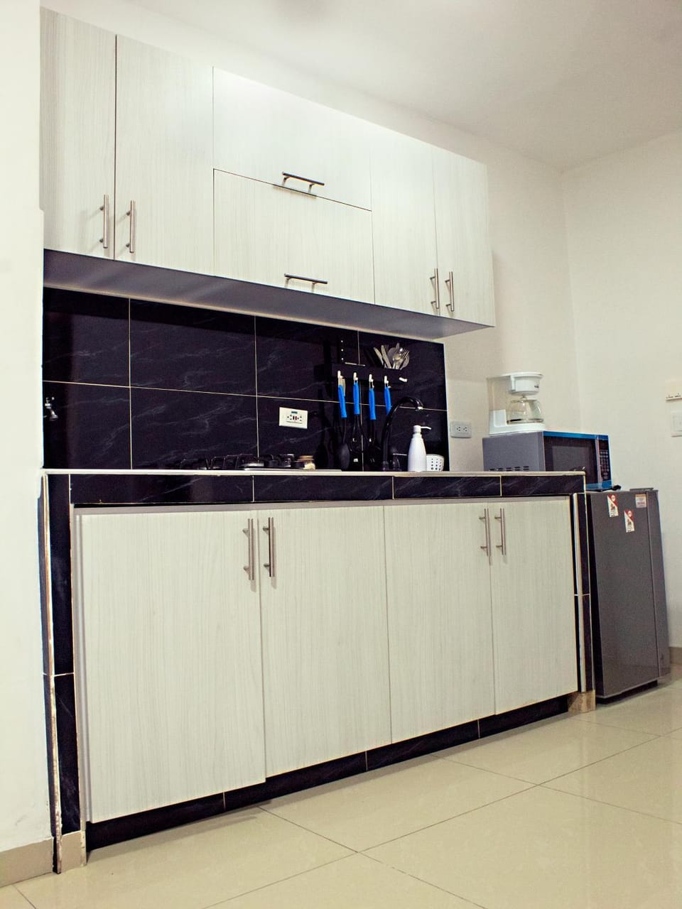 Kitchen or kitchenette, minibar