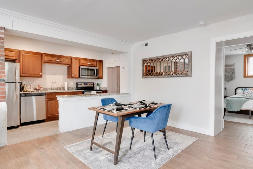Kitchen or kitchenette, Dining area