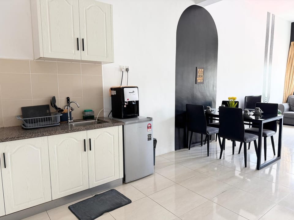 Hillview Cube w/Rooftop Pool Apartment in Kedah