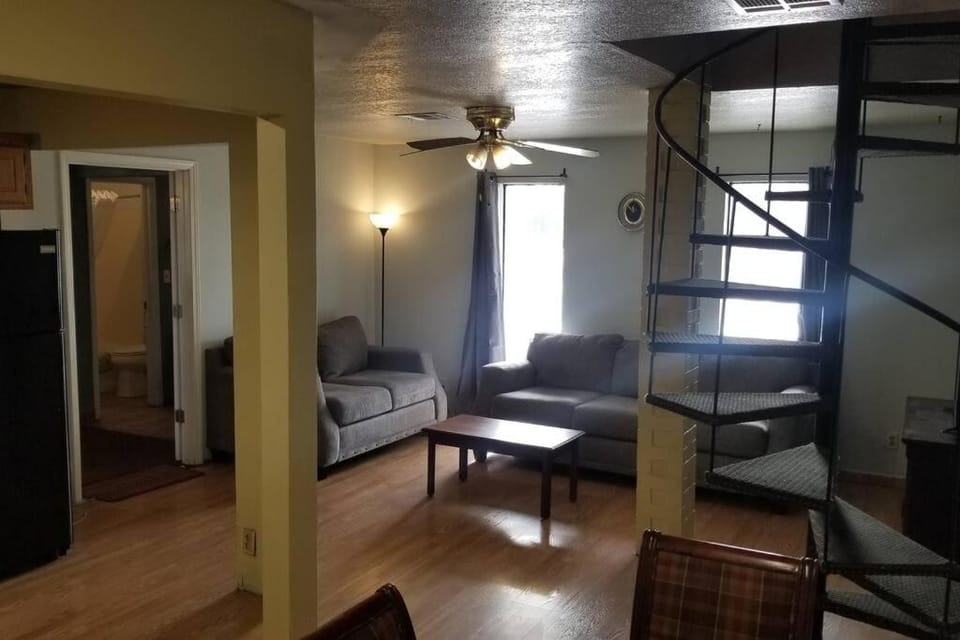 OSU King Bed Hotel Room 102 Apartment in Stillwater