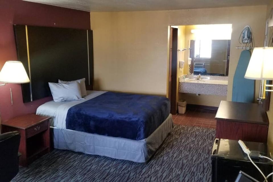 OSU King Bed Hotel Room 102 Apartment in Stillwater