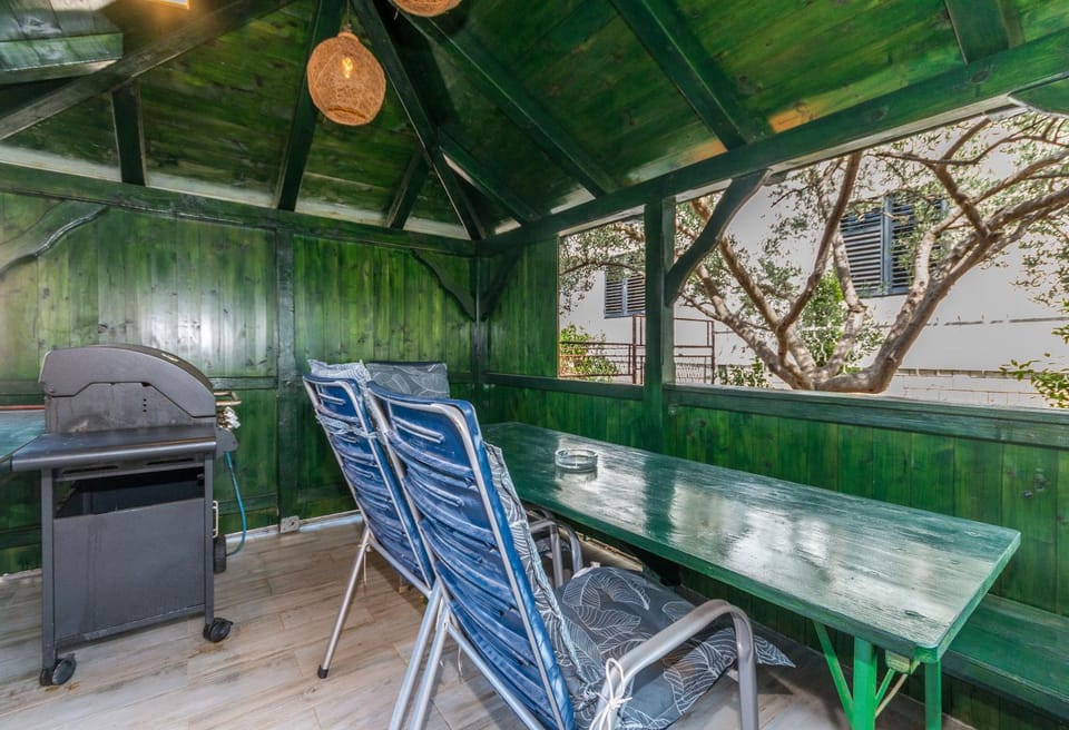 Property building, BBQ facilities, Garden