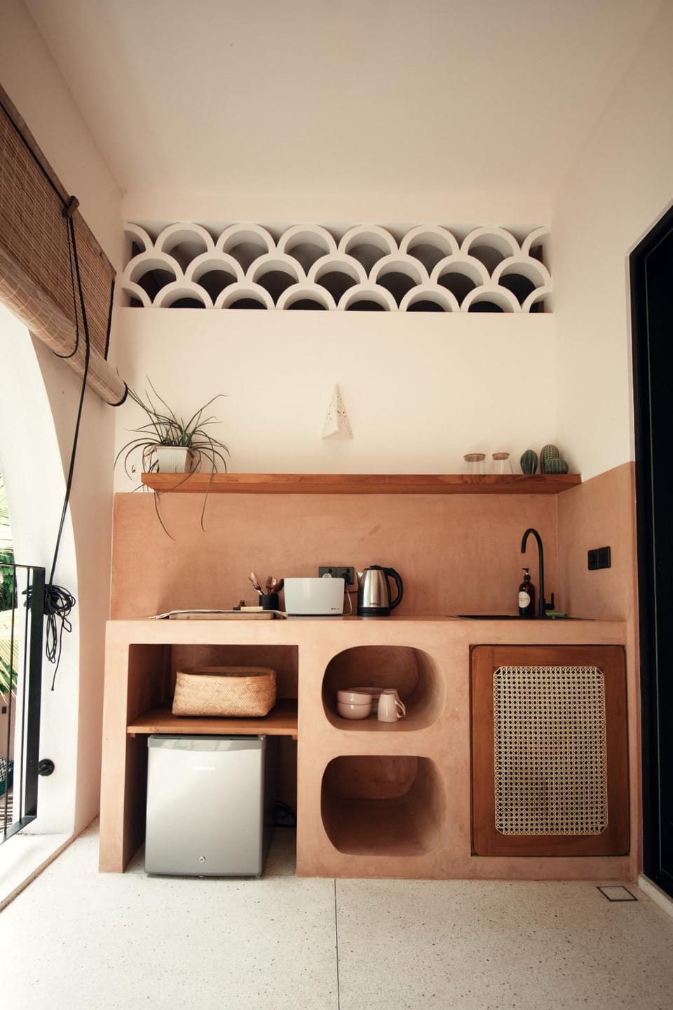 Kitchen or kitchenette, minibar