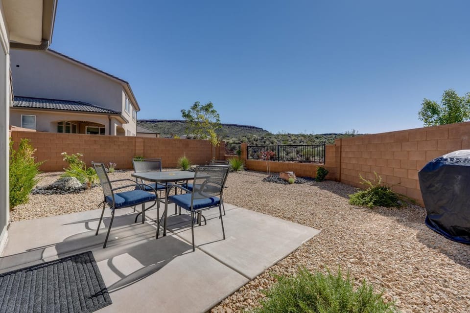 Hike, Golf, Unwind Poolside! Washington Home House in Washington