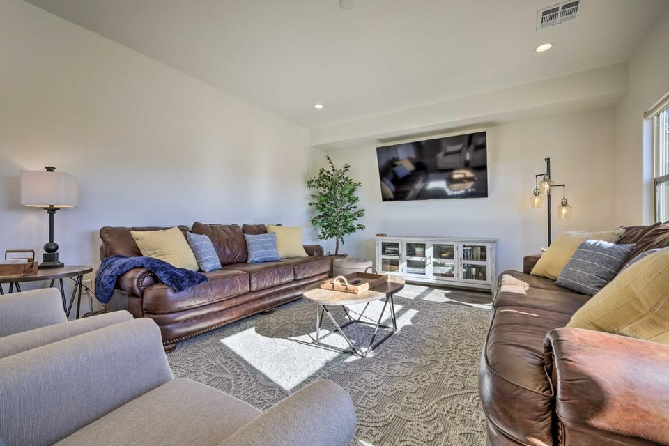 Hike, Golf, Unwind Poolside! Washington Home House in Washington