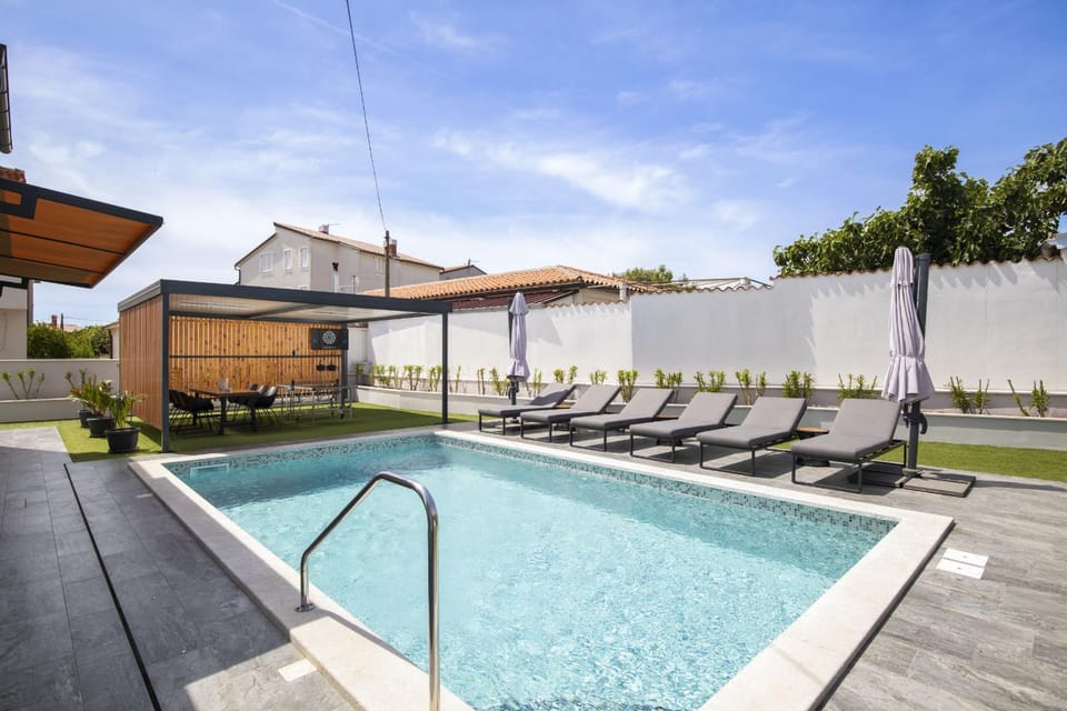 Day, Swimming pool, sunbed