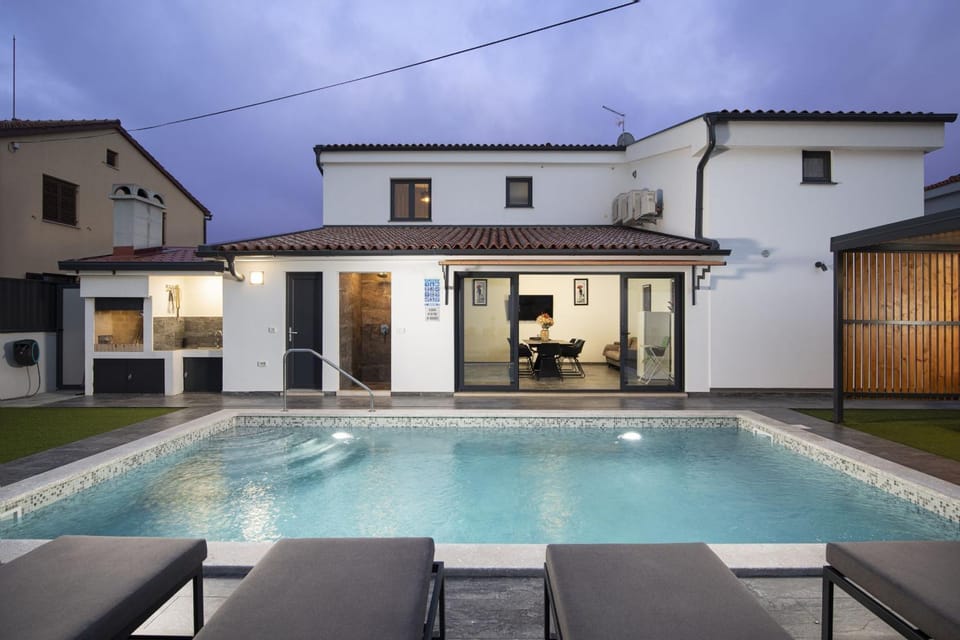Property building, Patio, Swimming pool, sunbed
