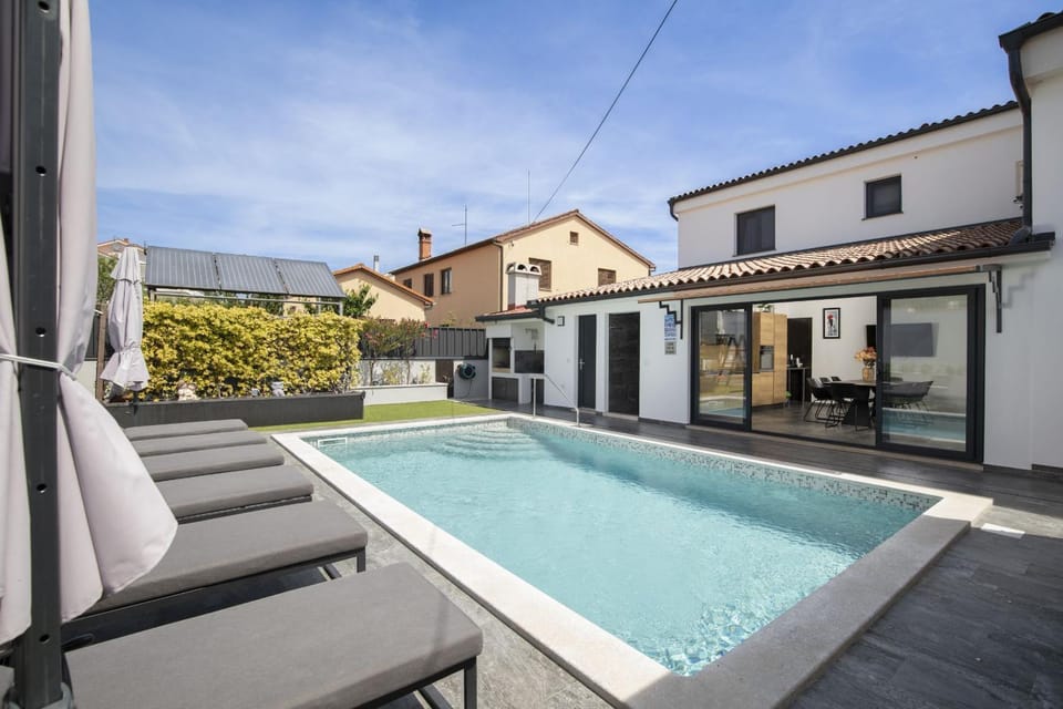 Property building, Patio, Day, Swimming pool, sunbed
