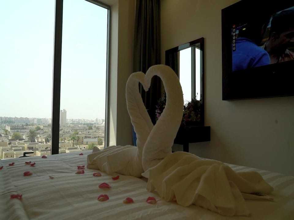 Bed, TV and multimedia, Photo of the whole room, Evening entertainment, Bedroom, Landmark view, Quiet street view