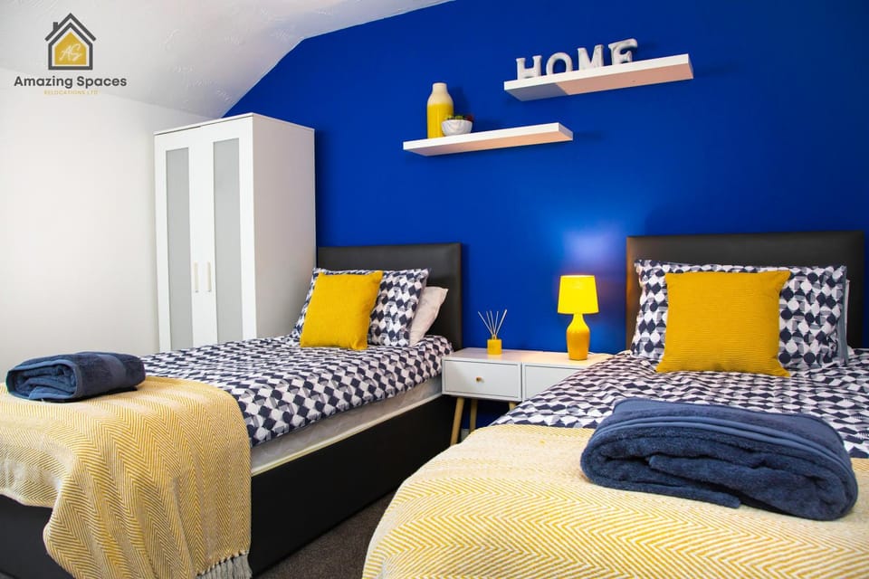 LARGE UNIQUE 2 BEDROOM DUPLEX APARTMENT WITH PRIVATE PARKING & FREE WIFI - VAT QUALIFYING BY AMAZING SPACES RELOCATIONS Ltd Apartment in Warrington