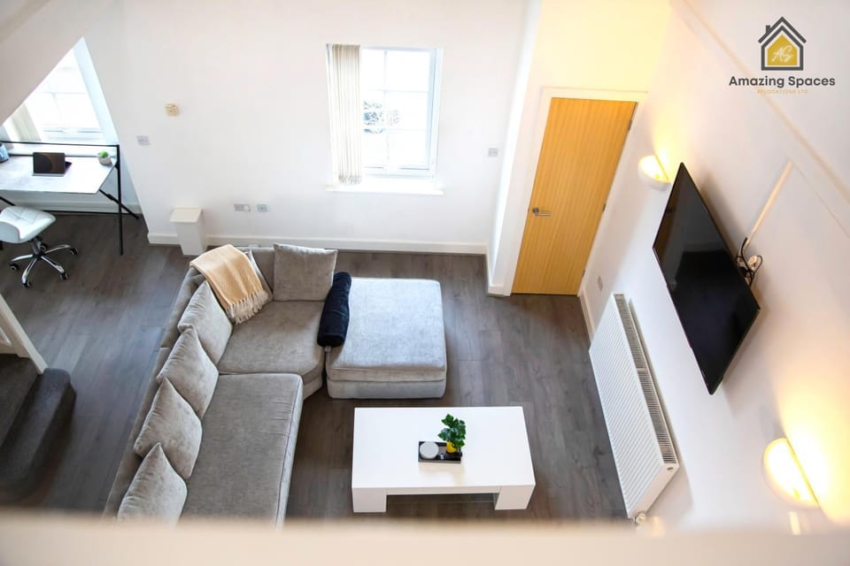 LARGE UNIQUE 2 BEDROOM DUPLEX APARTMENT WITH PRIVATE PARKING & FREE WIFI - VAT QUALIFYING BY AMAZING SPACES RELOCATIONS Ltd Apartment in Warrington