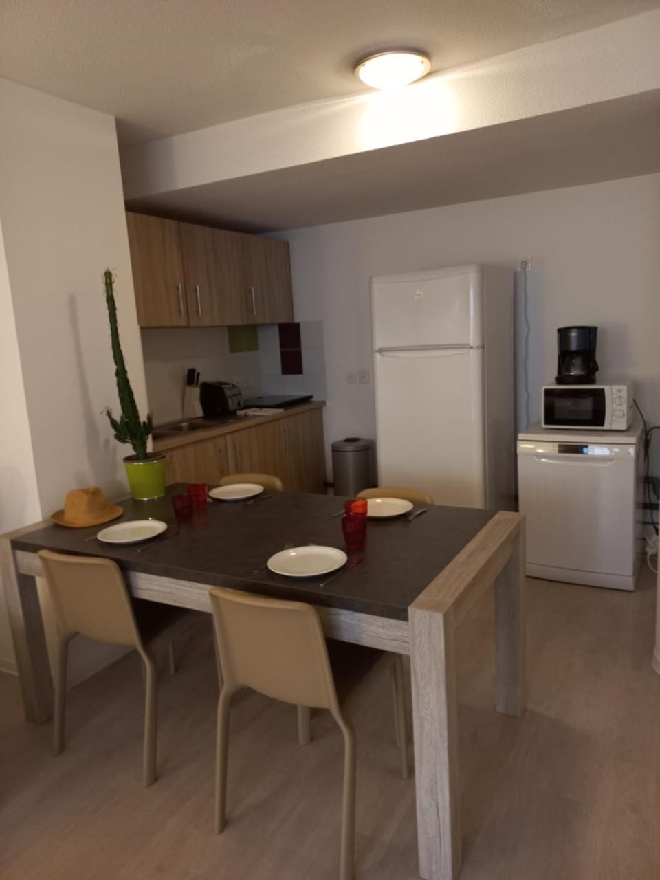 Kitchen or kitchenette, Dining area, dishwasher, minibar, stove
