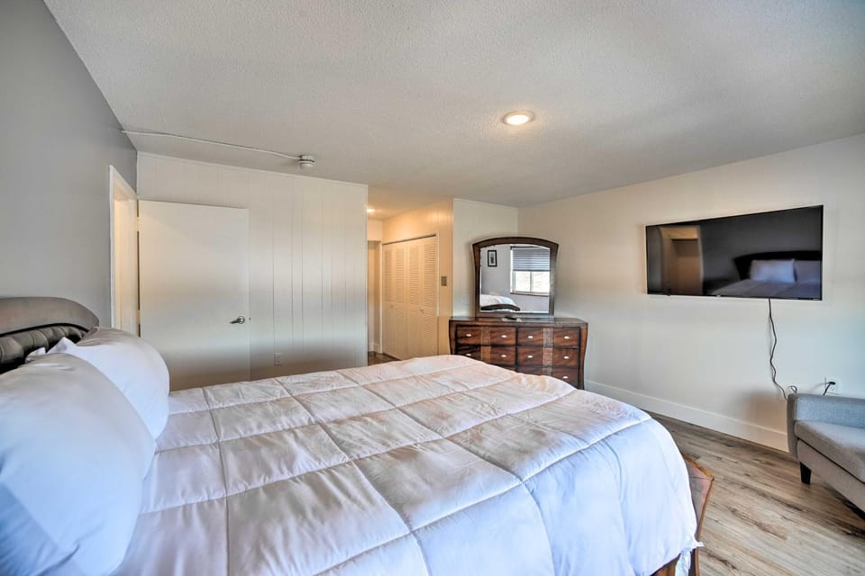 Ideally Located Studio w/ Off-Street Parking! Apartment in Gadsden