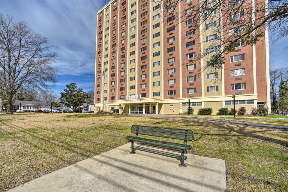 Ideally Located Studio w/ Off-Street Parking! Apartment in Gadsden
