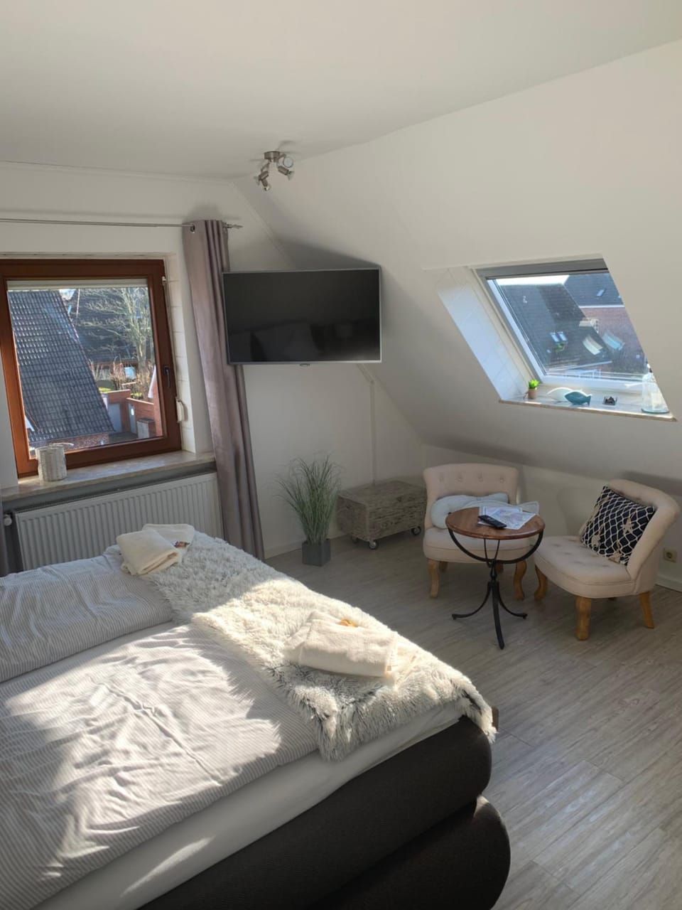 Bed, Seating area