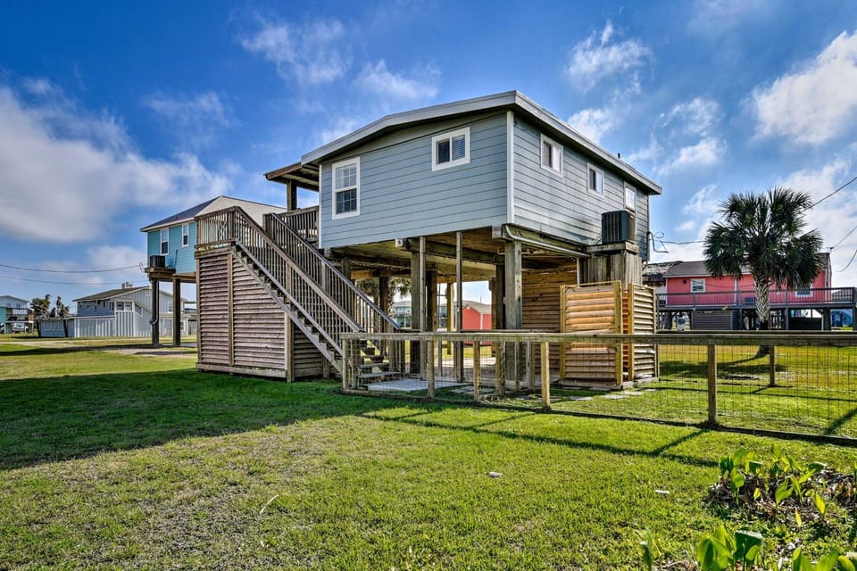 Steps to Sand: Surfside Beach Gem w/ Large Yard House in Surfside Beach