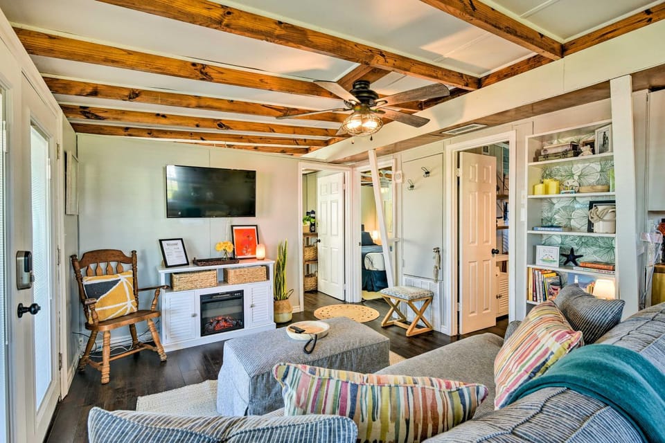 Steps to Sand: Surfside Beach Gem w/ Large Yard House in Surfside Beach