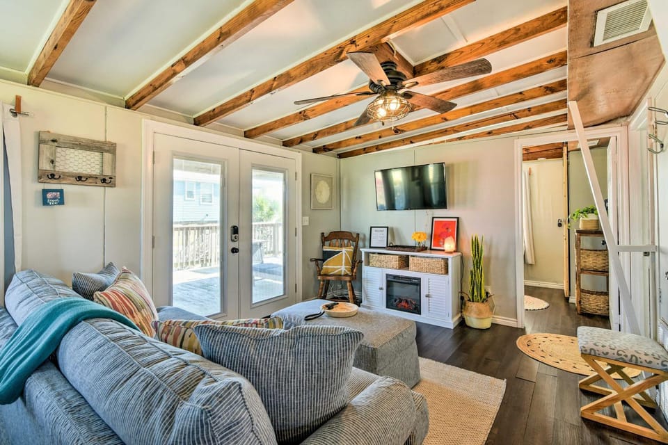 Steps to Sand: Surfside Beach Gem w/ Large Yard House in Surfside Beach
