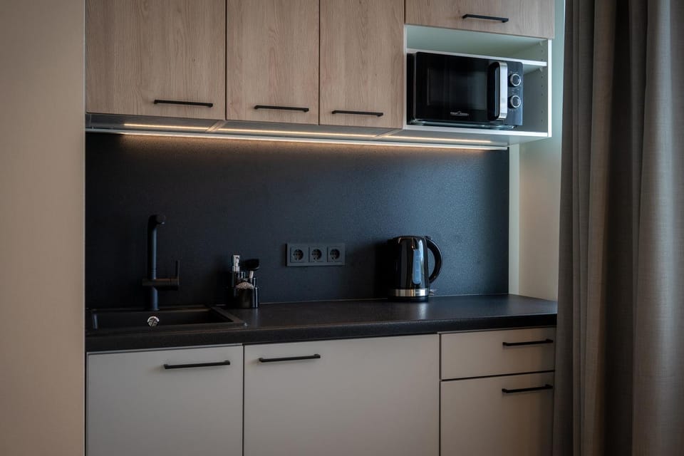Kitchen or kitchenette, minibar