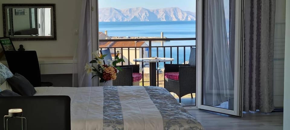 Bed, Balcony/Terrace, Photo of the whole room, Seating area, Bedroom, Sea view