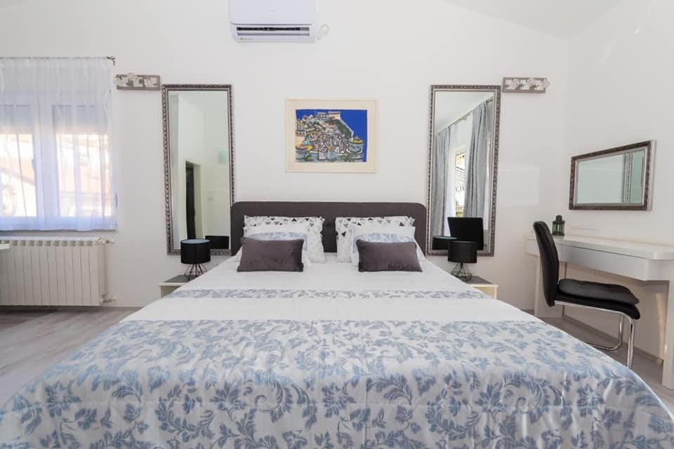 Bed, Bedroom, hair dresser, air conditioner