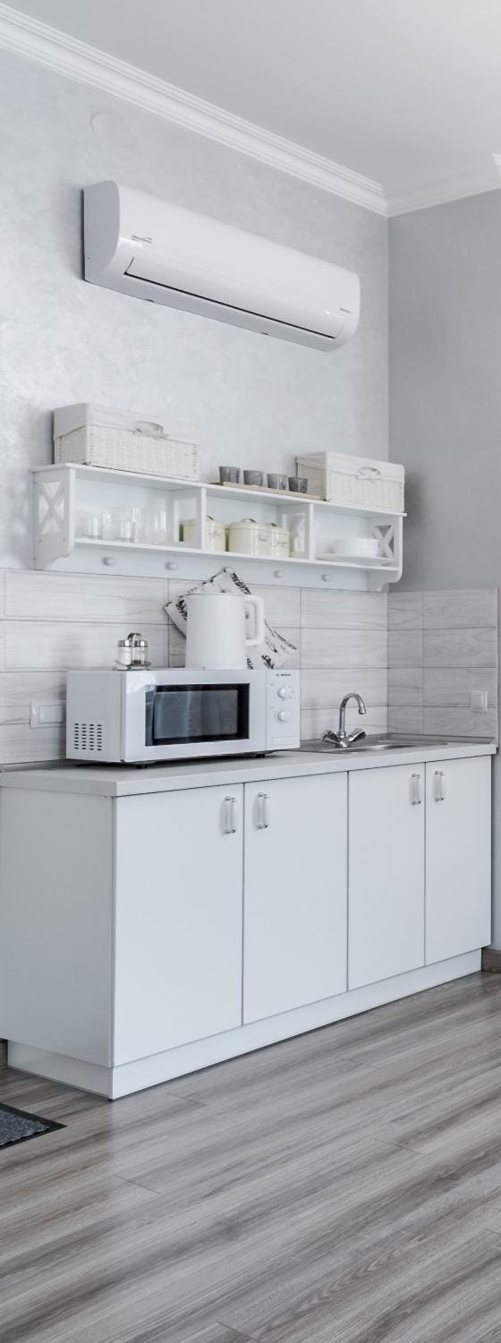 Kitchen or kitchenette, minibar