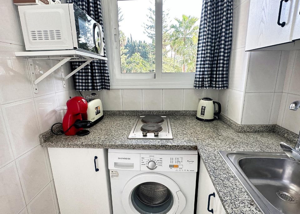 Kitchen or kitchenette, minibar, stove, washing machine