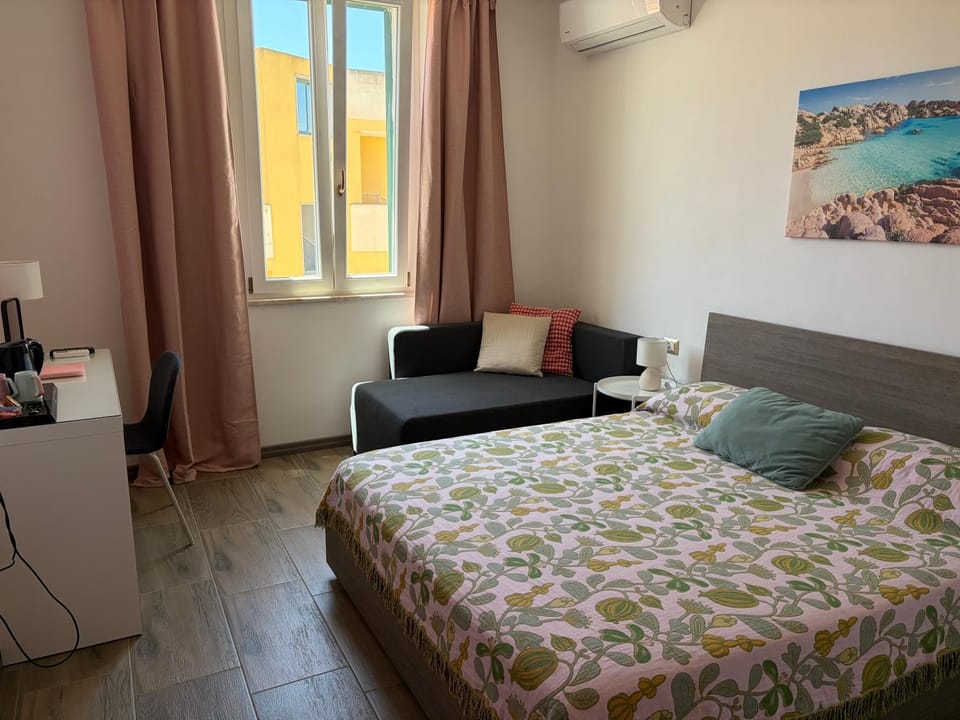 Bed, Photo of the whole room, air conditioner