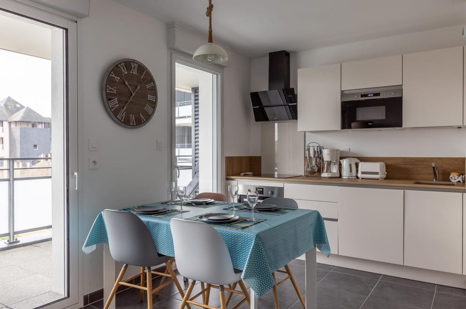Kitchen or kitchenette, Dining area