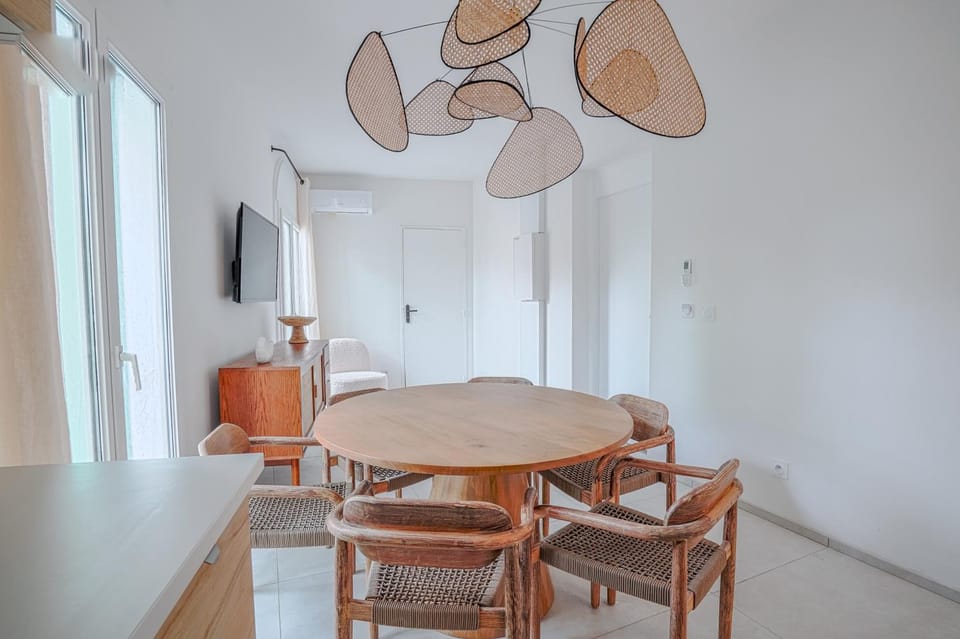 TV and multimedia, Living room, Seating area, Dining area