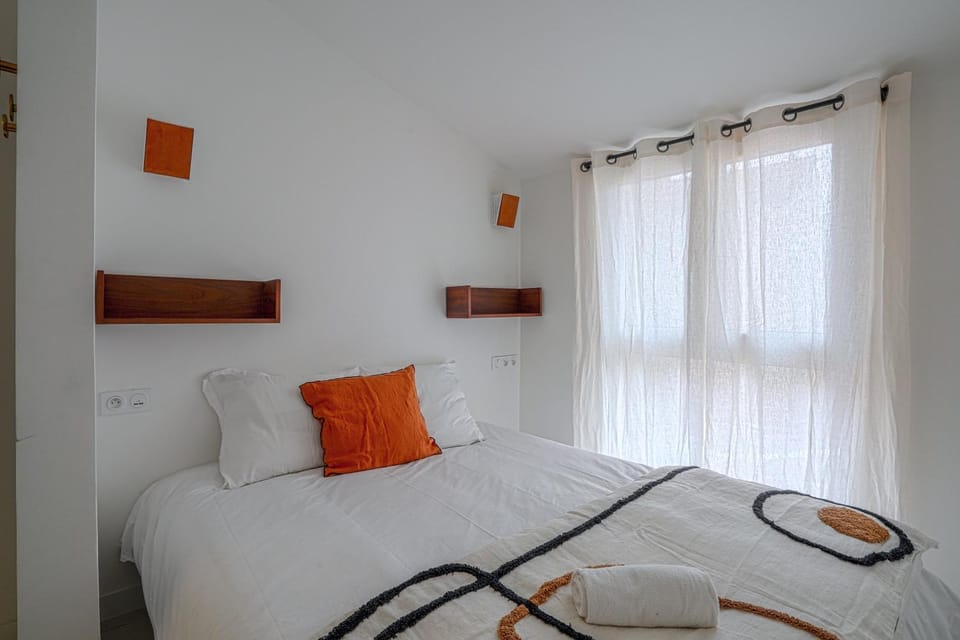 Bed, Photo of the whole room, Bedroom