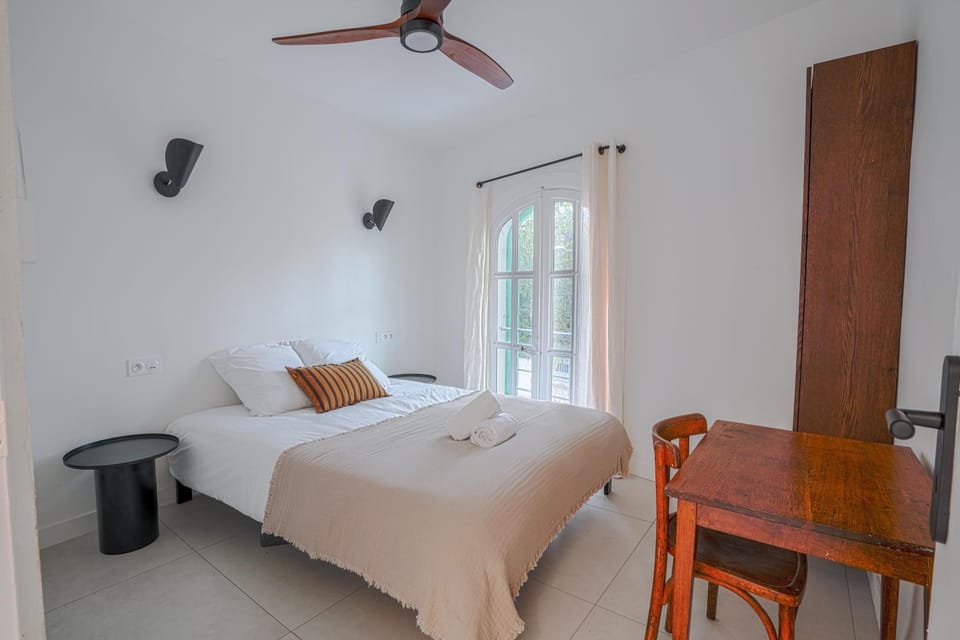 Bed, Photo of the whole room, Bedroom