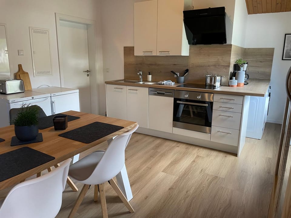 Kitchen or kitchenette, Dining area, dishwasher, minibar, pet friendly, stove