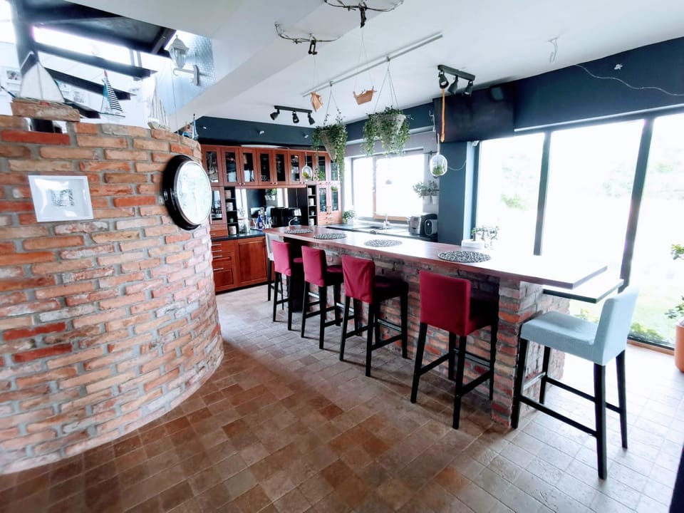 Kitchen or kitchenette, Lounge or bar